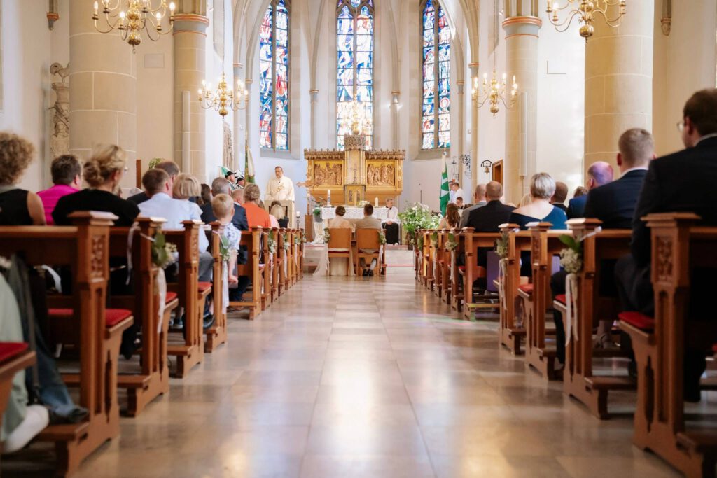 Brautpaar von hinten in der Kirche