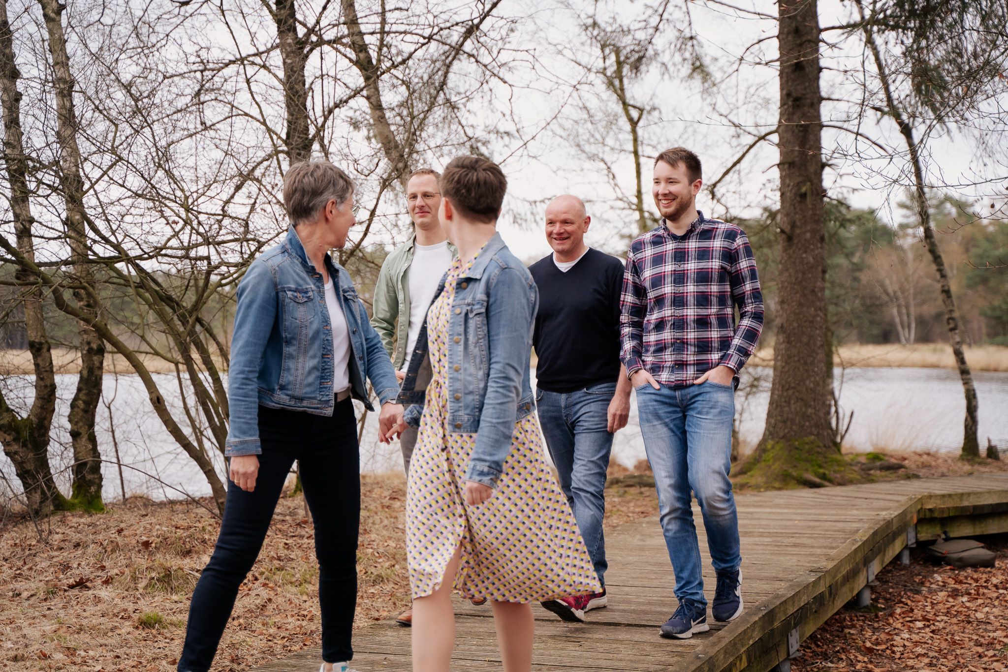 Familie geht spazieren