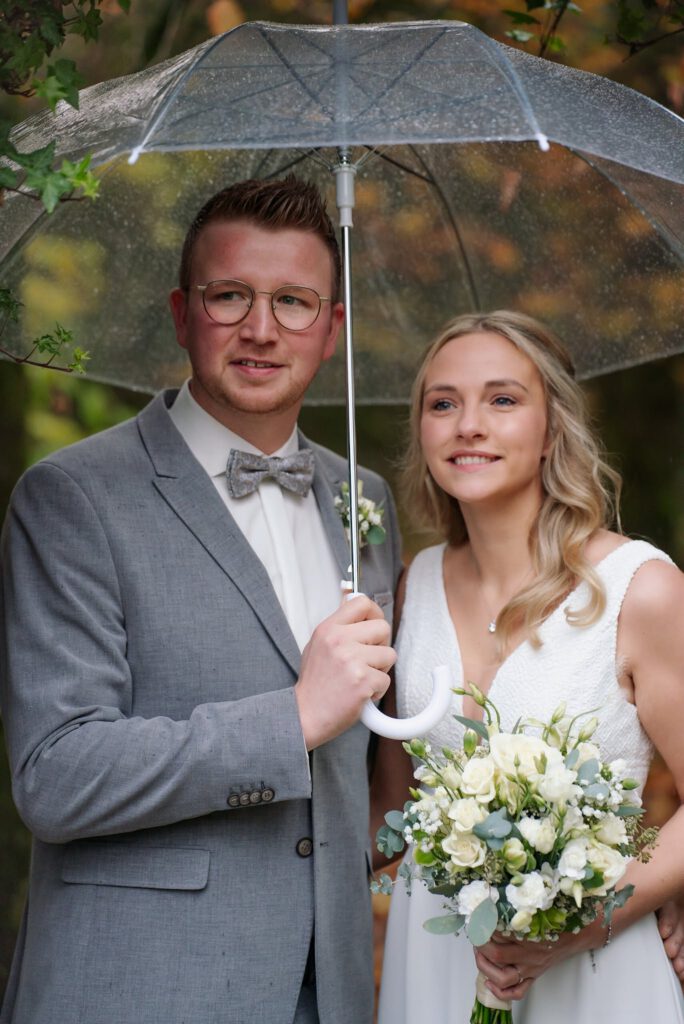 Brautpaar unter dem Regenschirm