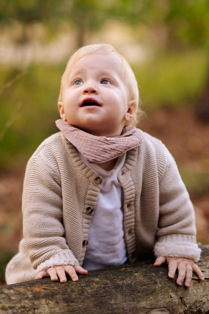 Baby an einem Baum