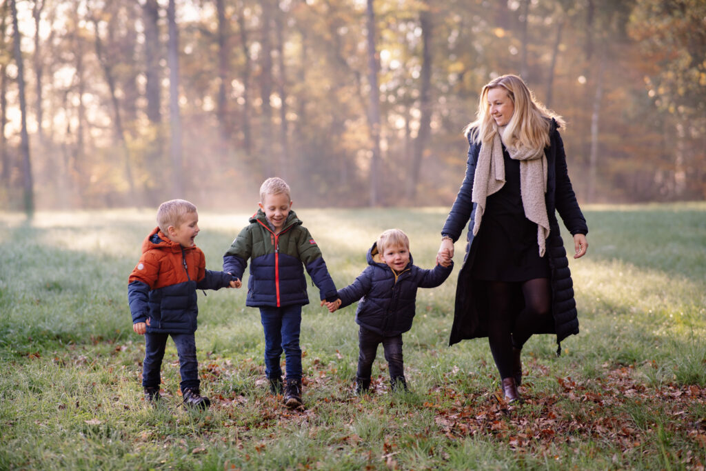 Mutter mit drei Kindern