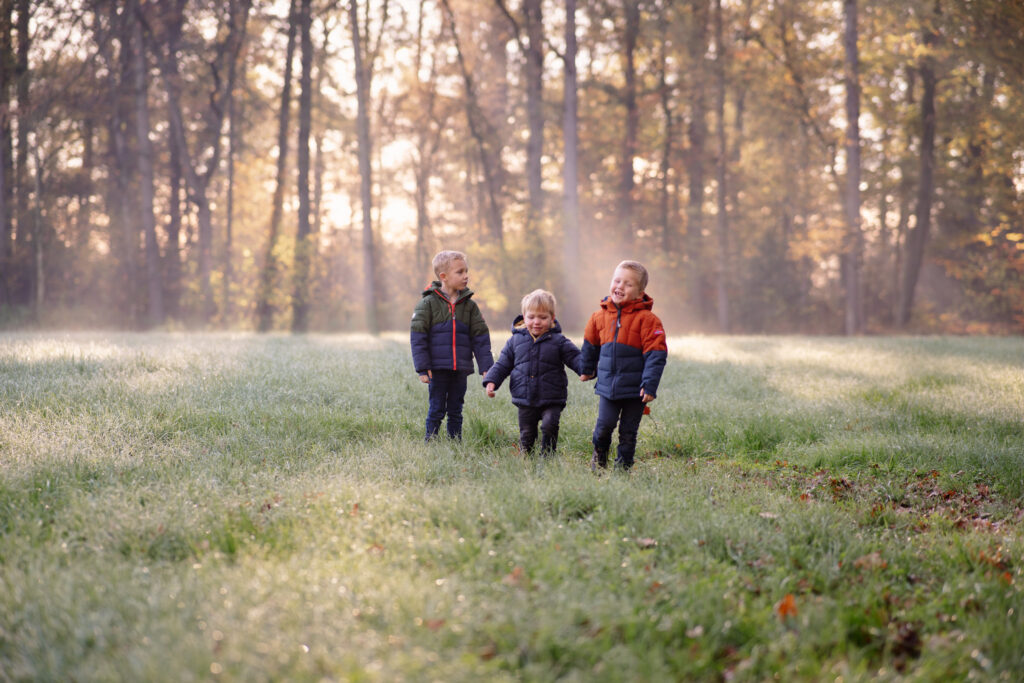 Drei Kinder auf einer Wiese